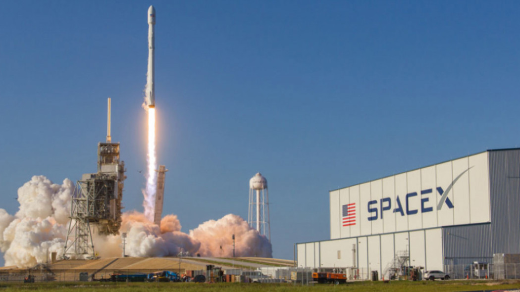 Американская компания SpaceX показала автономную плавучую станцию для посадки ракет Falcon